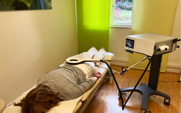 Stoßwellentherapie (ESWT) oder EMTT – oder beides? Ein moderner Überblick für Patienten in Karlsruhe Stoßwellentherapie (ESWT) oder EMTT – oder beides? Ein moderner Überblick für Patienten in Karlsruhe
